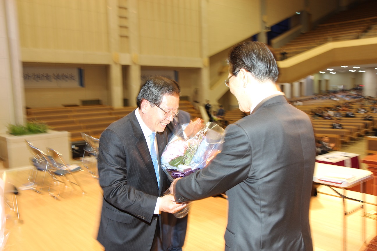 조남영 목사에게 화환.JPG